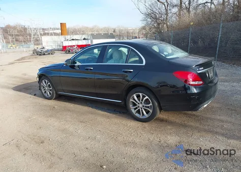 2016 Mercedes-Benz C 300 4Matic из США, поврежденный, VIN 55SWF4KB7GU100282